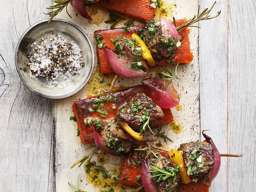 Rezept für Lamm-Schaschlik auf Polenta-Schnitten Rezept für Lamm-Schaschlik auf Polenta-Schnitten