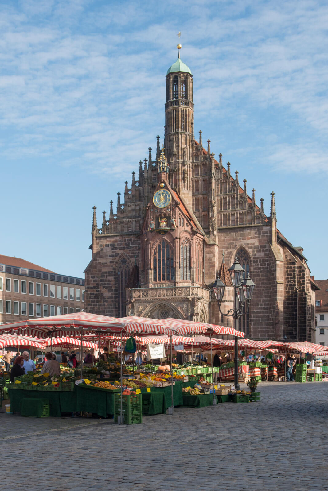 Wochenmarktstände vor der Frauenkirche in Nürnberg