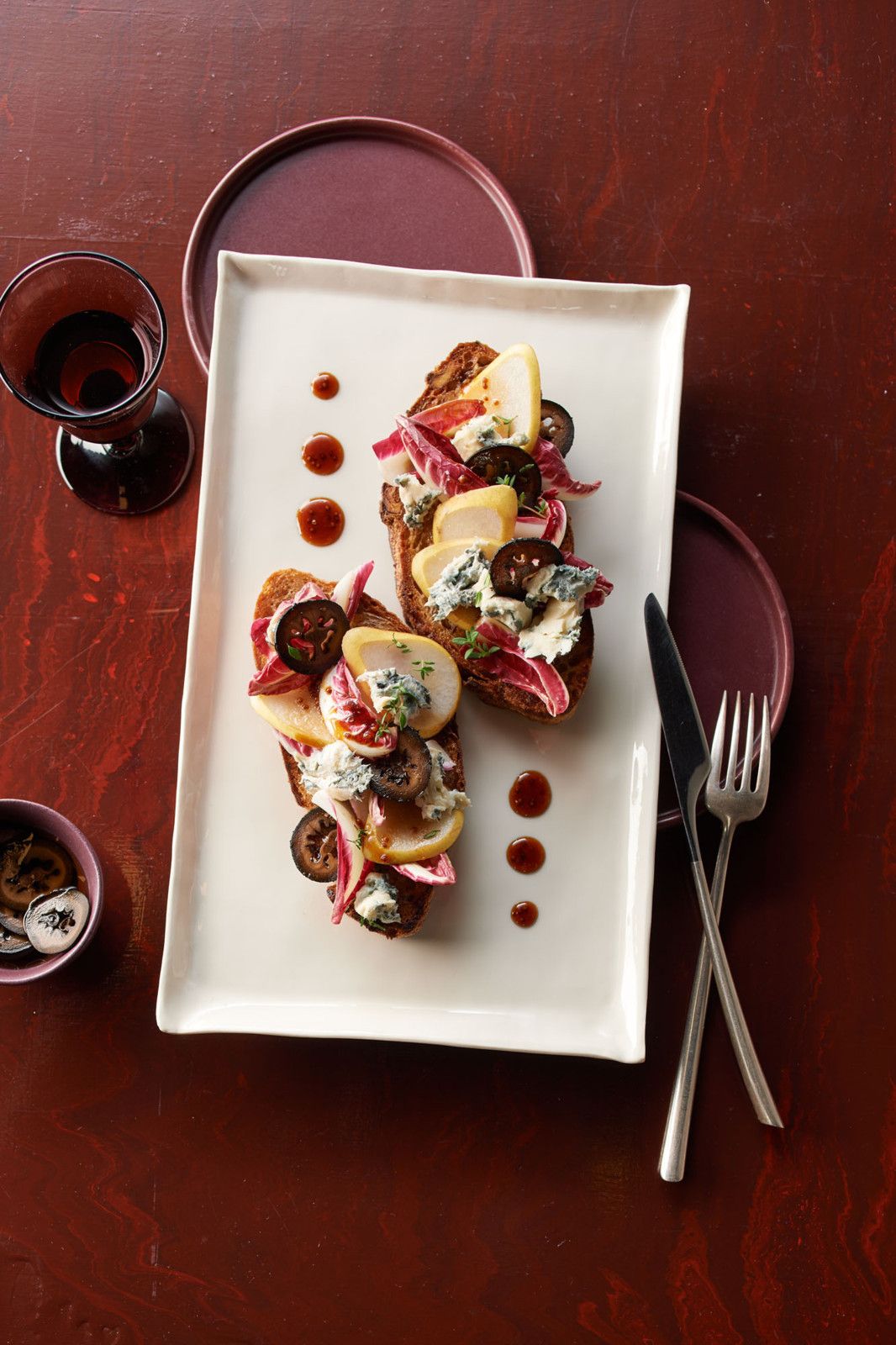 Desserts mit Käse: Crostini mit Gorgonzola, Radicchio und Birne Desserts mit Käse: Crostini mit Gorgonzola, Radicchio und Birne