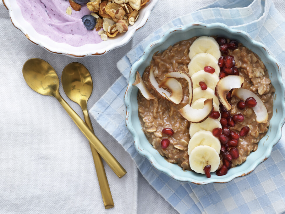 Schoko-Kokos-Porridge mit Banane und Granatapfel