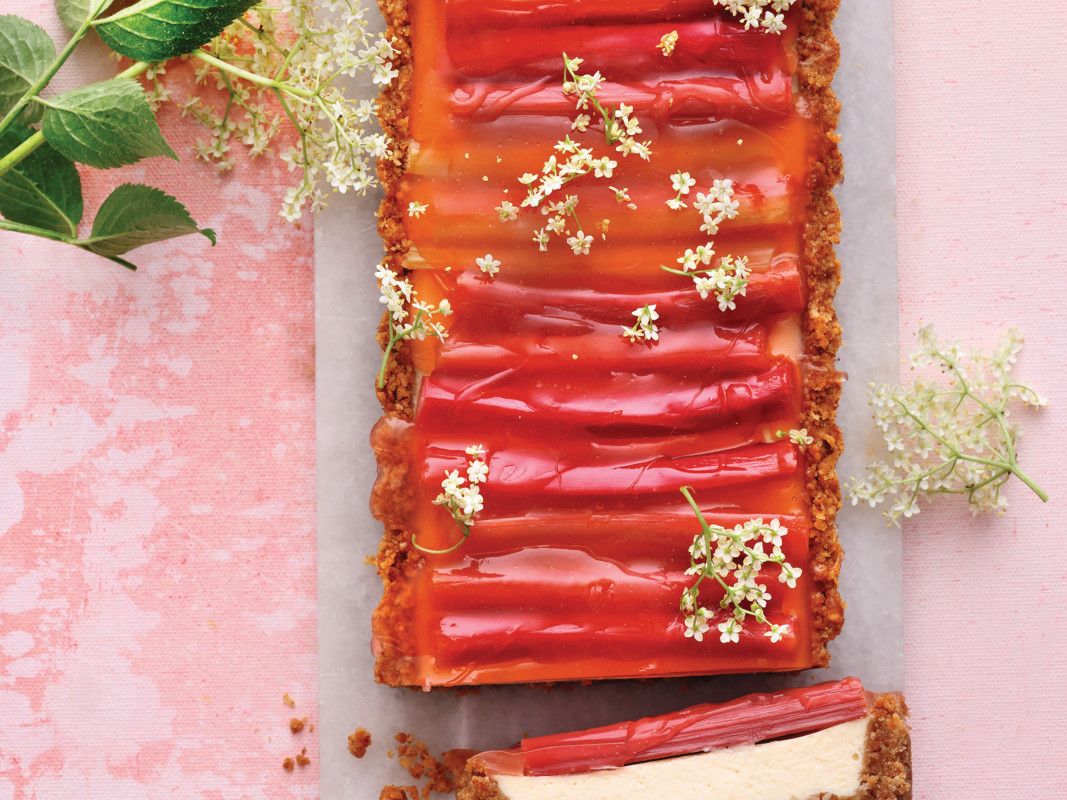 Rhabarberkuchen mit Holunderblütensirup – Frühlingsrezept Rhabarberkuchen mit Holunderblütensirup – Frühlingsrezept