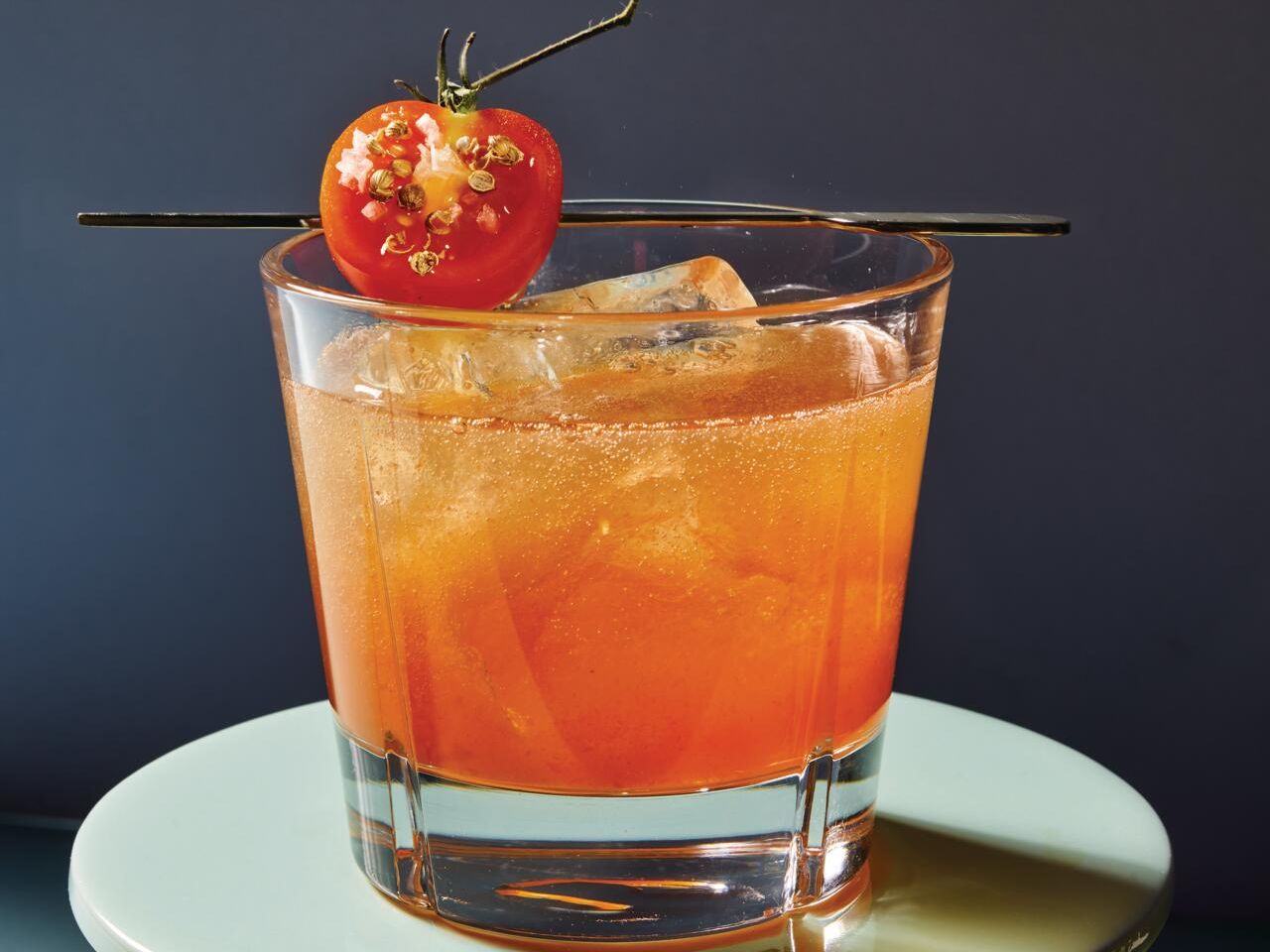 Pikanter Tomaten-Shrub