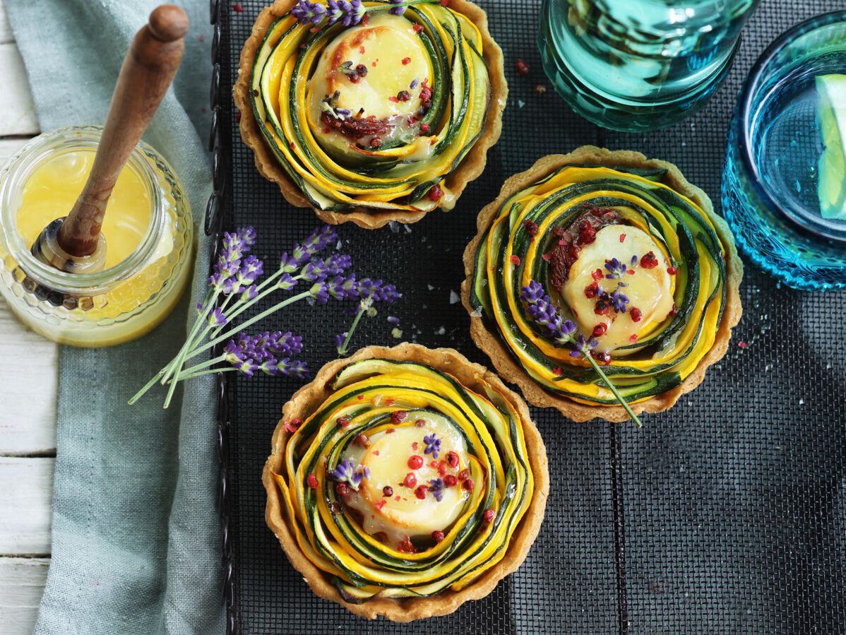 Zucchini-Muffins mit Ziegenkäsefüllung und Honig Zucchini-Muffins mit Ziegenkäsefüllung und Honig