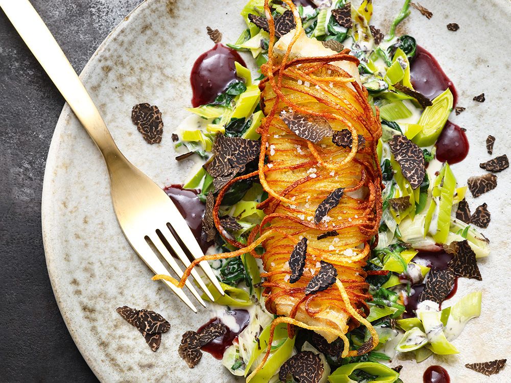 ZANDERFILET IM KARTOFFELMANTEL auf Spinat-Porree-Gemuese
mit schwarzer Trueffel zander-mit-lauchspinat