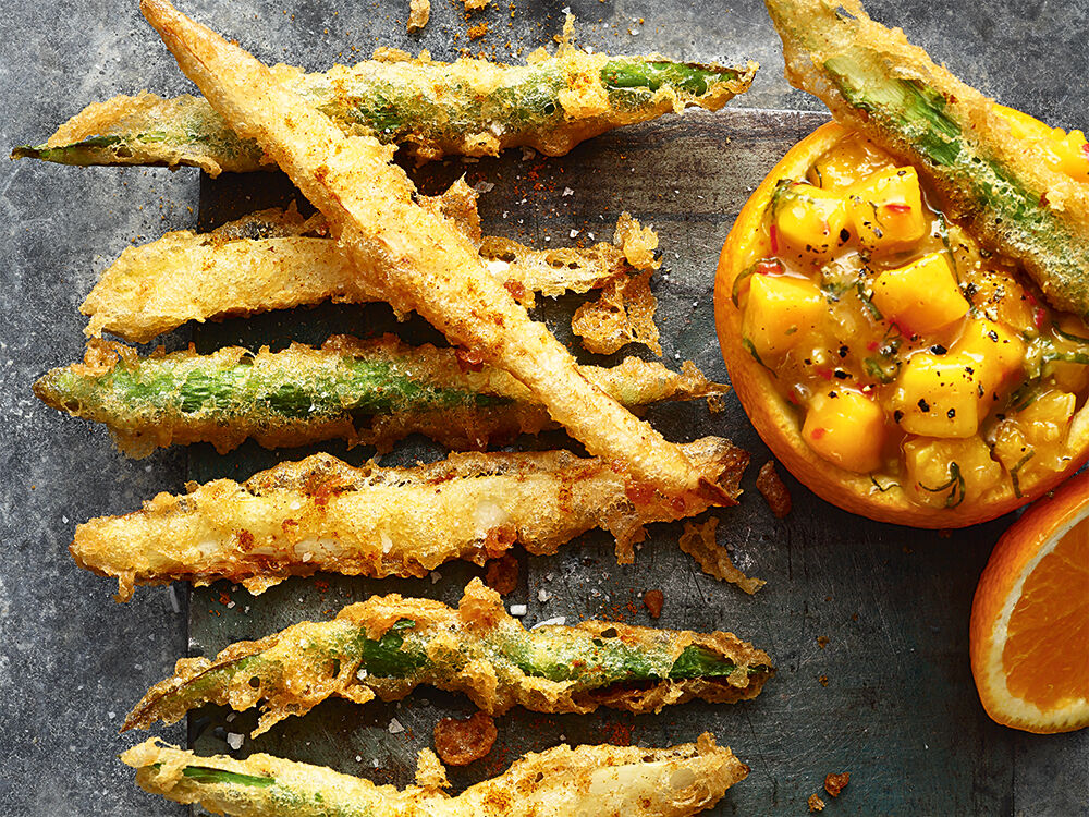 Spargel-Tempura mit Orangen-Mango-Chutney