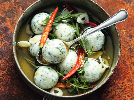 Tapas_Marinierte Ziegenkäse-Basilikum-Pralinen