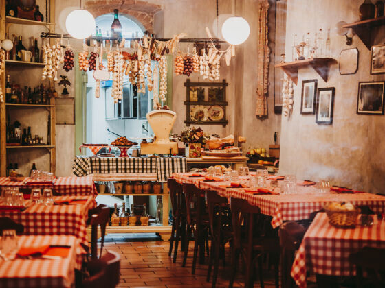 Blick auf ein kleines, italienisches Restaurant 