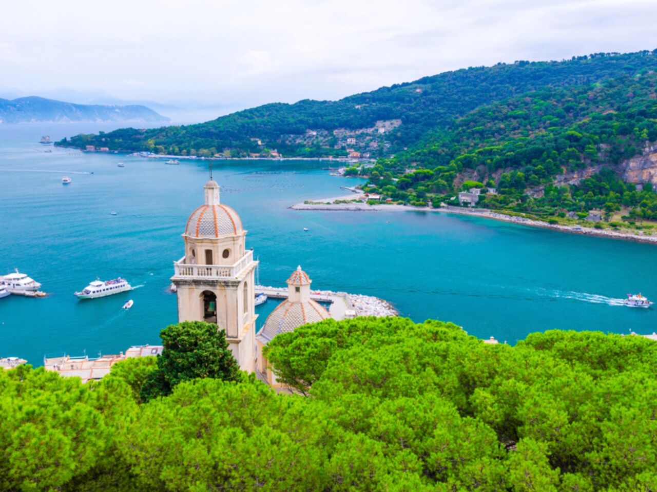 Vogelperspektive mit Sicht auf den Golf von Spezia und den Dom in Portovenere 