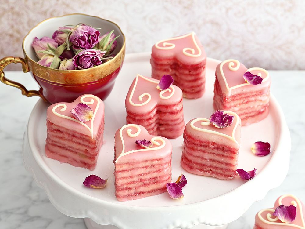 Erdbeer petits fours mit marzipan