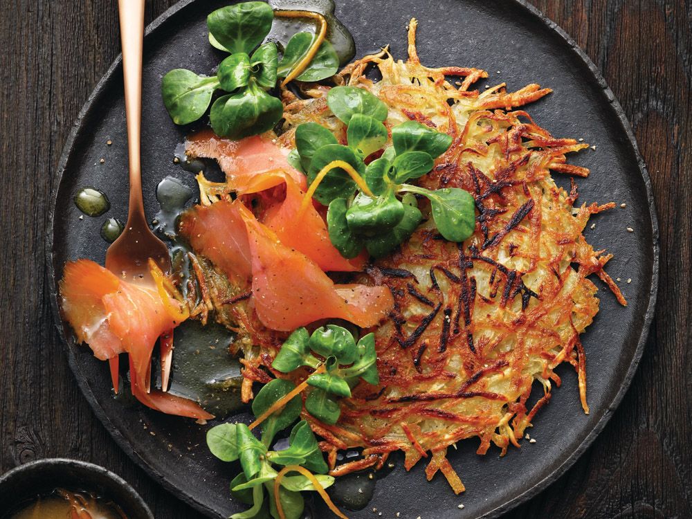 schwarzwurzel-roesti-mit-raeucherlachs-und-feldsalat-in-orangen-senf-dressing