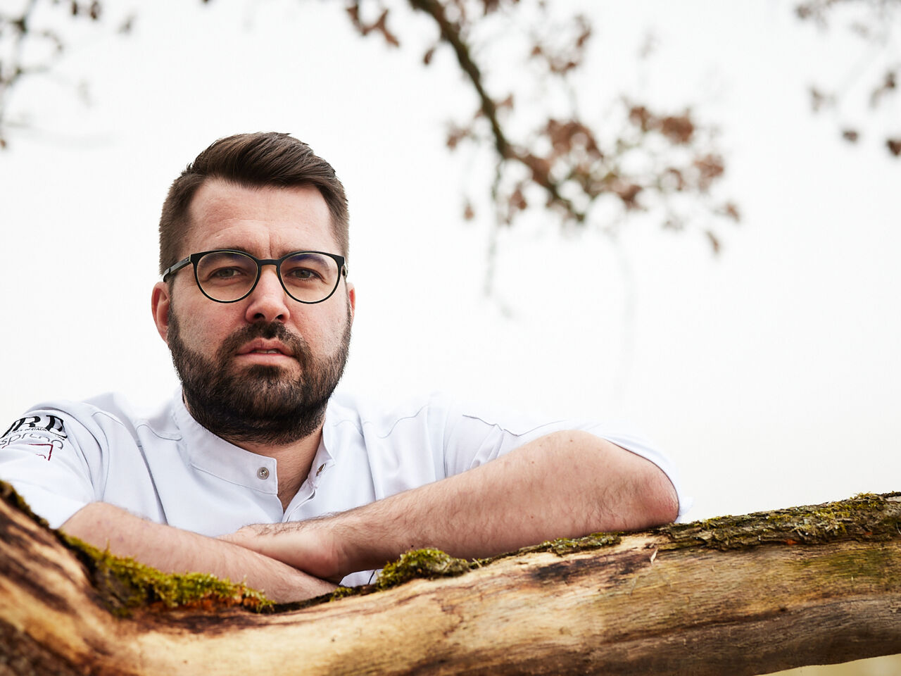 Portraitfoto von Andi Widmann draußen im Wald