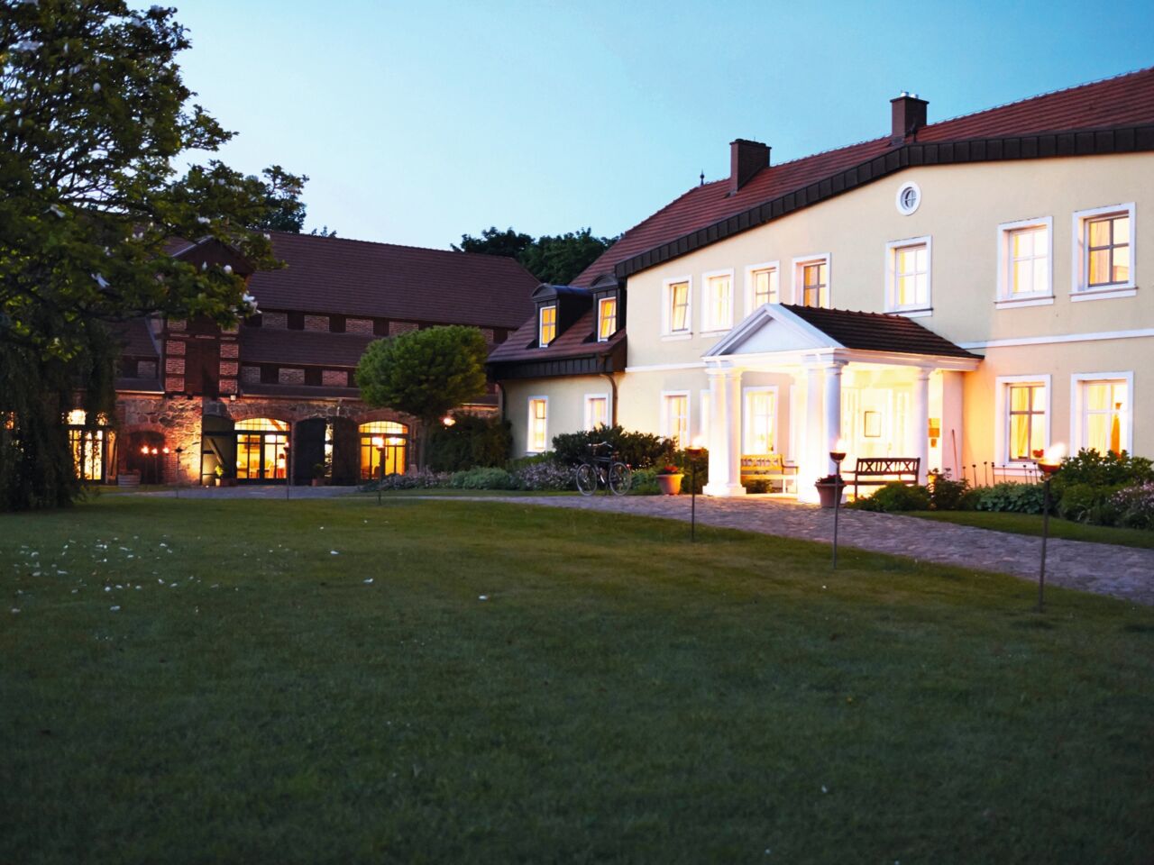 Ehrenhof bei Nacht Gutshaus Stolpe