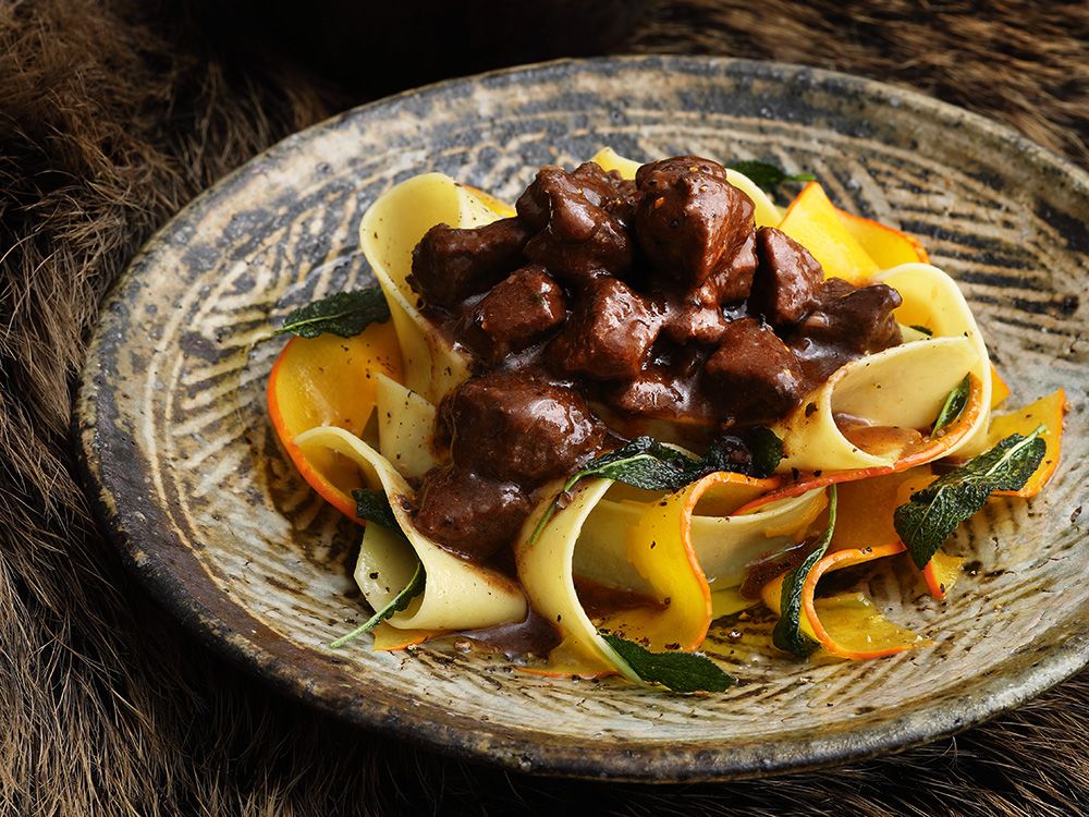 wildschwein­sugo-mit-kuerbis-­salbei­-pappardelle