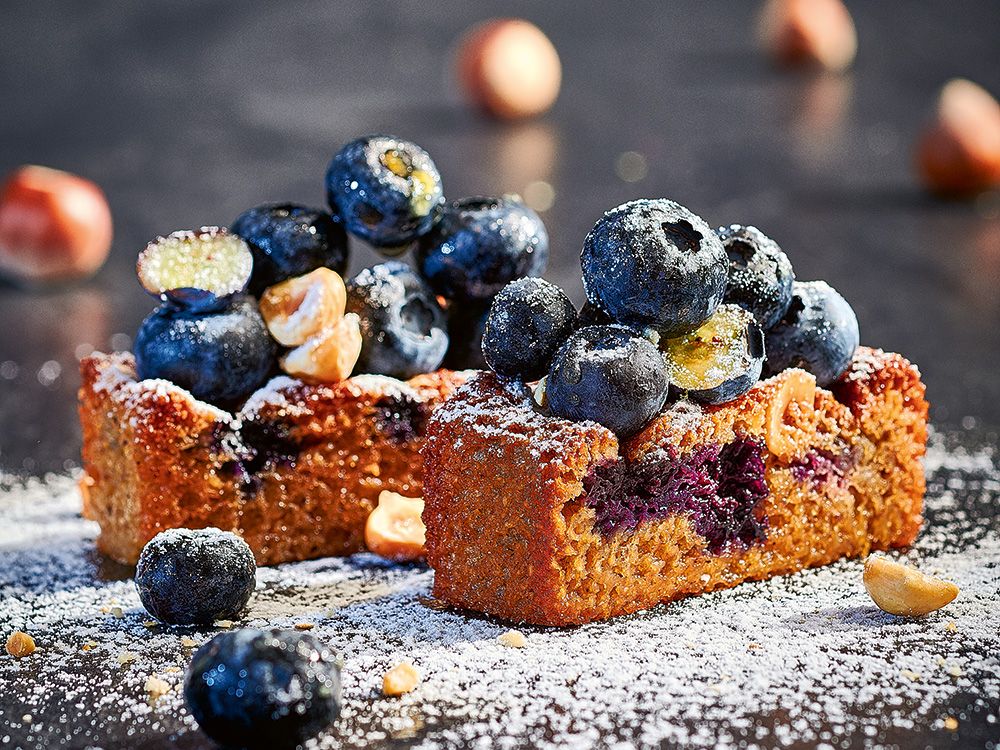 Haselnuss-Financier mit Blaubeeren