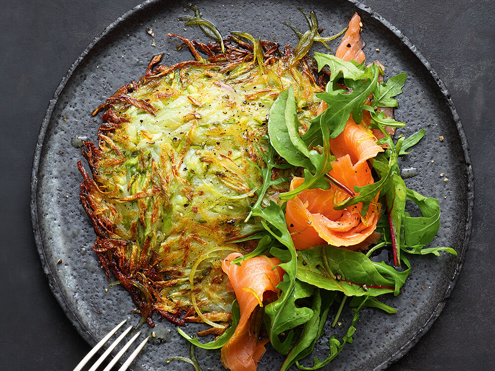 Spargel-Kartoffel-Rösti mit Räucherlachs und Rucola