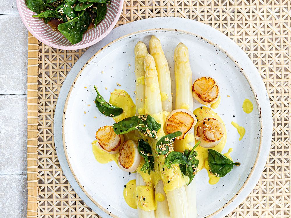 Spargel mit Miso-Hollandaise und Jakobsmuscheln