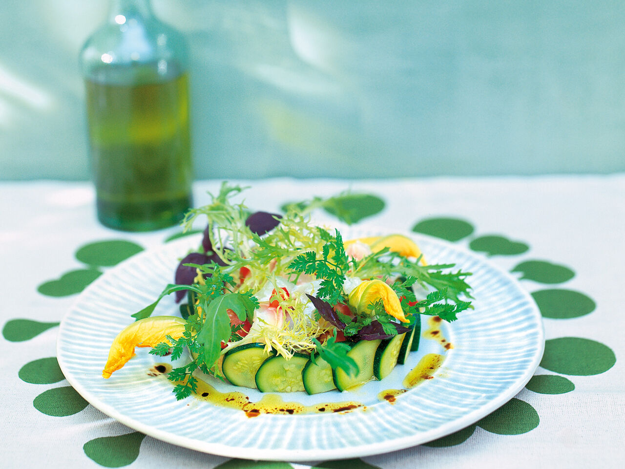 roher-doradensalat-mit-zucchiniblueten