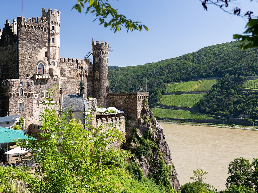 Burg Rheinstein mit Blick auf den Rheinsteig zwischen Lorch und Assmannshausen burg-rheinstein-in-weinregion-rheingau
