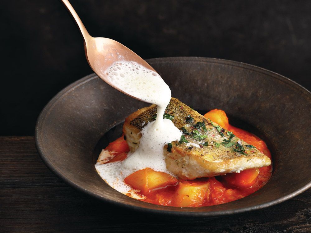 schwarzwurzel-sauerkraut-gulasch-mit-zander-und-rieslingschaum