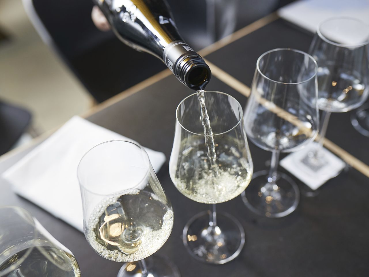 Riesling wird in Weinglas eingeschenkt