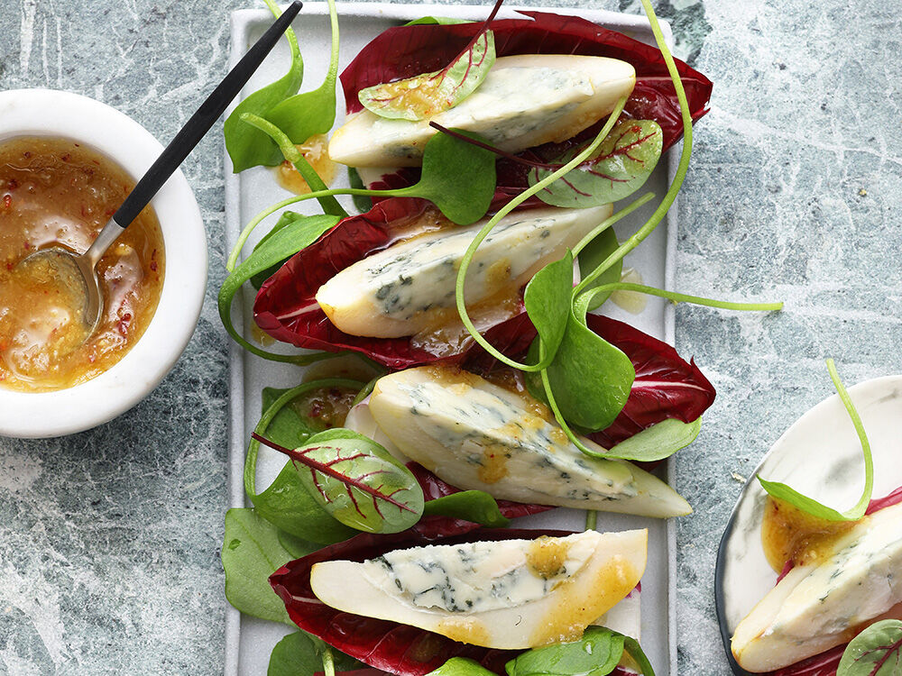 Birnenspalten mit Roquefort-Füllung, Treviso und Walnuss-Feigensenf-Pesto