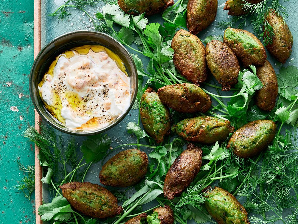 Erbsen-Kräuter-Falafel mit Paprika-Pfeffer-Joghurt