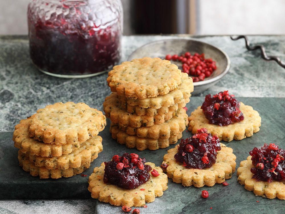 Käse-Kräuter-Cracker mit Portwein-Zwiebel-Marmelade