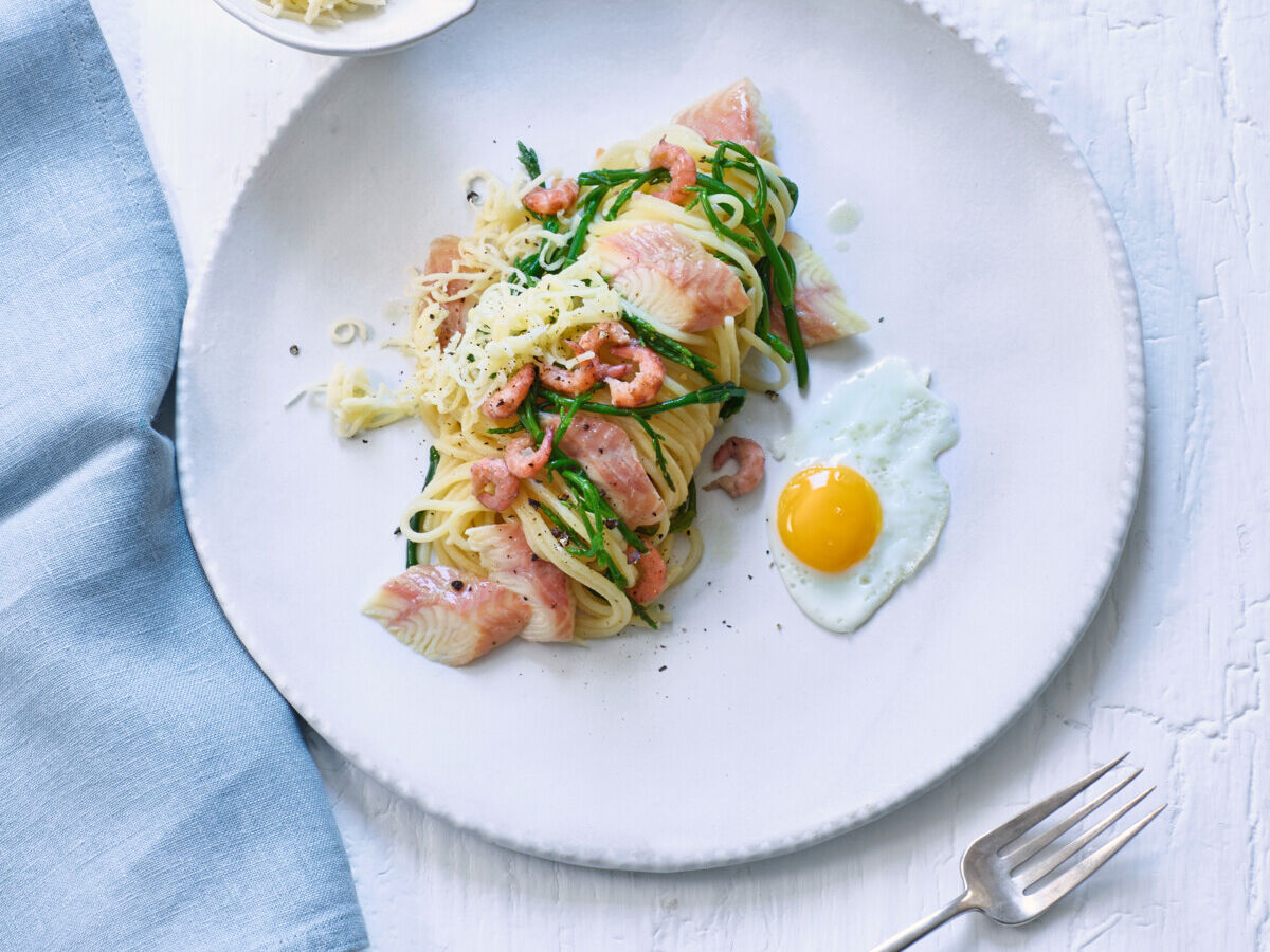 Carbonara mit Räucheraal und Krabben