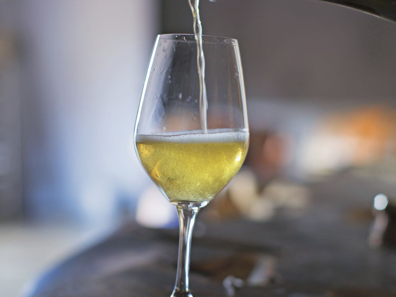 Champagner wird aus Flasche in Glas eingeschenkt-Jalag-Lehmann, Joerg