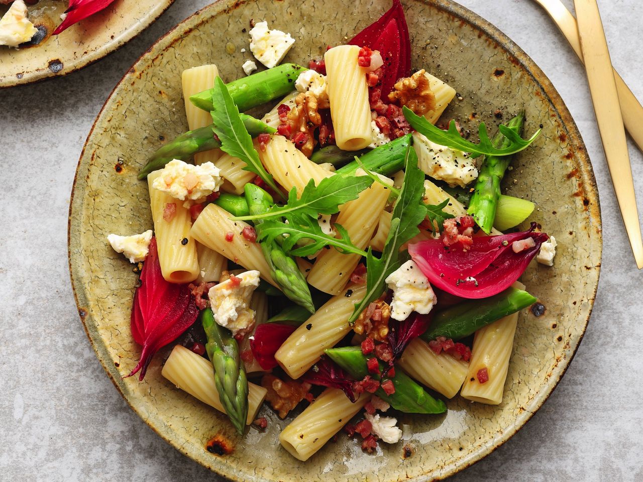 Rigatoni salat mit gruenem spargel schafskaese suess sauren zwiebeln ...