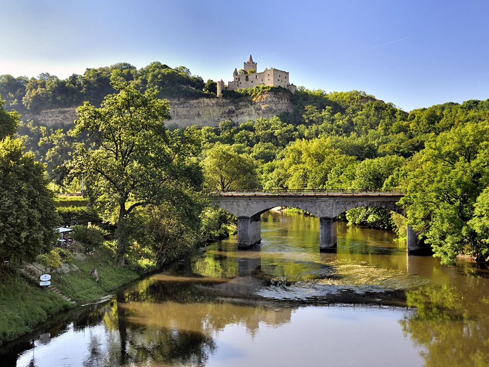 Rudelsburg bei Naumburg an der Saale saale-mit-rudelsburg-bei-naumburg-in-weinregion-saale-unstrut