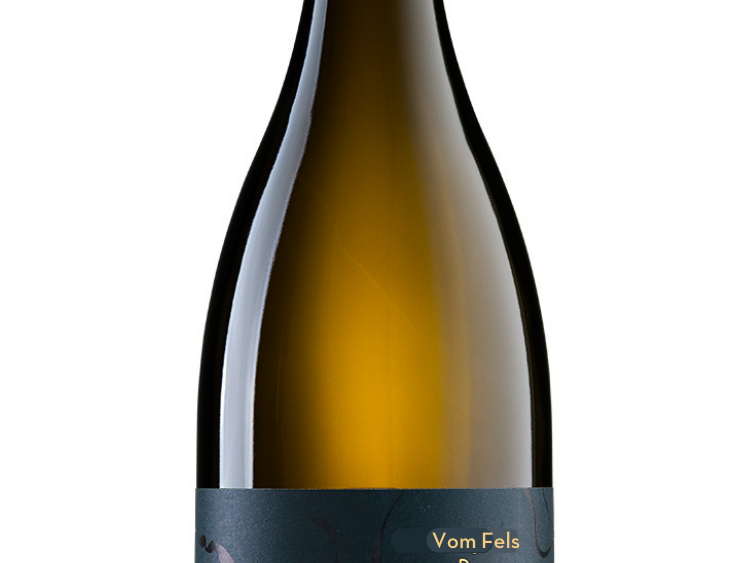 Weinflasche mit schwarzem Etikett und goldenem Verschluss, Pinot-Noir, Margarethenhof