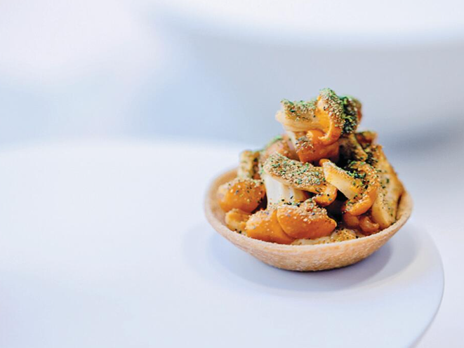 Komu Restaurant Teller mit Buchweizen Tartelettes