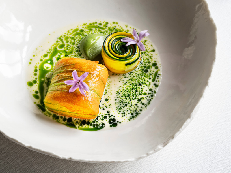 SEEHECHT mit Zucchiniblüten und Weißweinsauce im „La Grand’Vigne“, dem Gourmetrestaurant des Hotels Les Sources de Caudalie