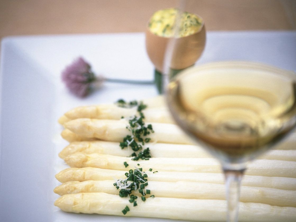 Groß (Spargel mit Bozner Sauce (c) IDM Südtirol_Frieder Blicklel)