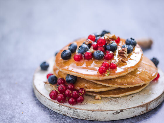 Gesunder Brunch: Pfannkuchen mit Heidel- und Johannisbeeren