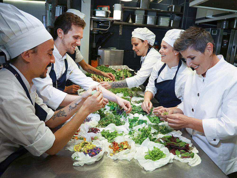 viviana-varese-in-der-kueche-mit-mitarbeitern