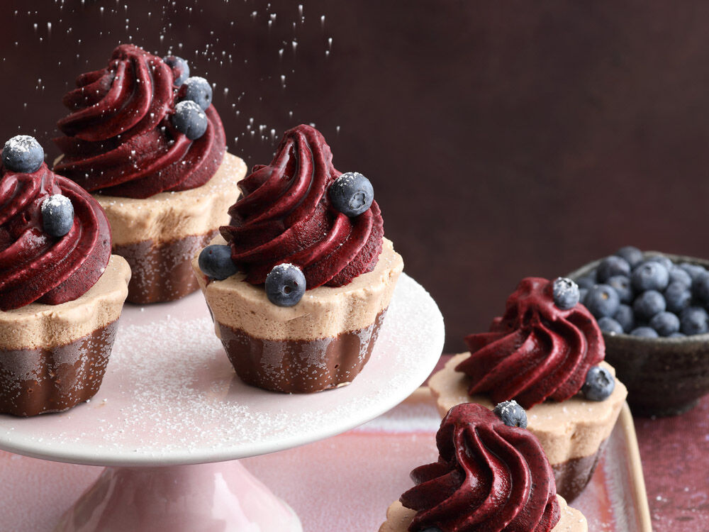 frozen-mokka-schoko-cupcakes-mit-blaubeer-sauerrahm-eis