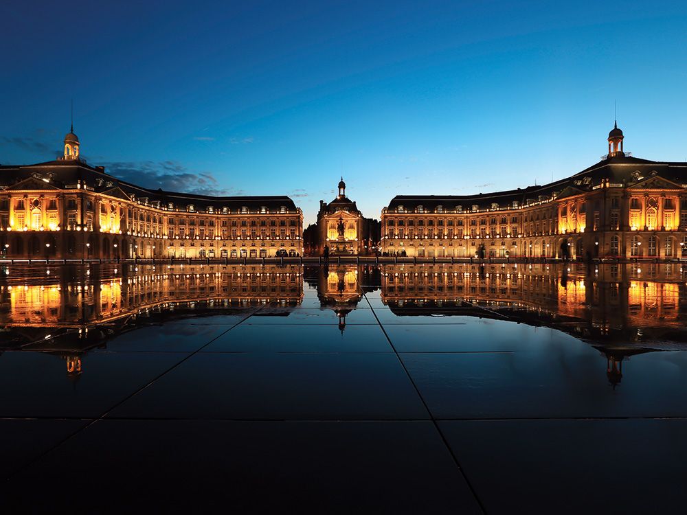 spiegelung-der-place-de-la-bourse-in-bordeaux-frankreich