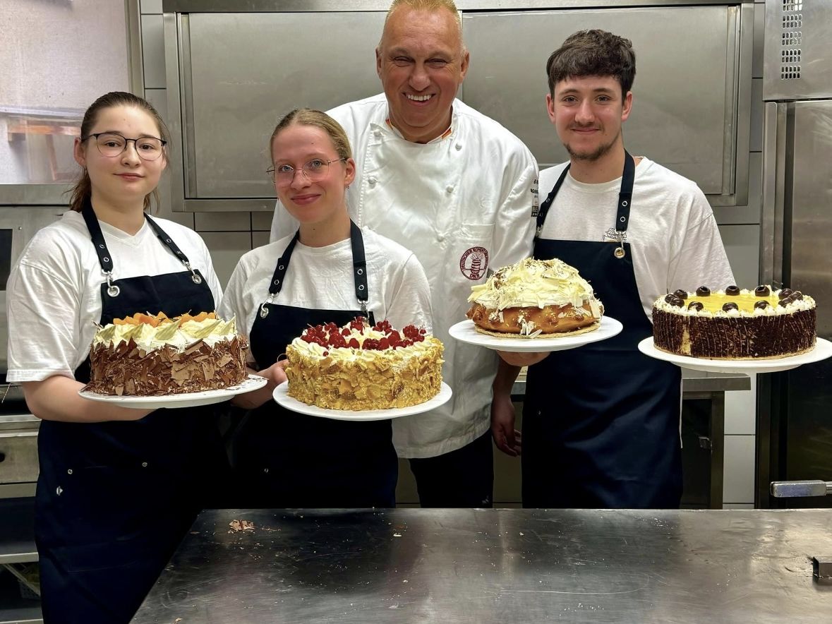 Conditorei & Cafe Wiecker Auszubildende und Michael Wiecker