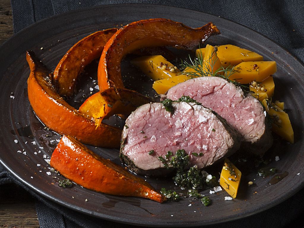 Karamellisierte Kürbisspalten mit eingelegtem Kürbis und Rinderfilet