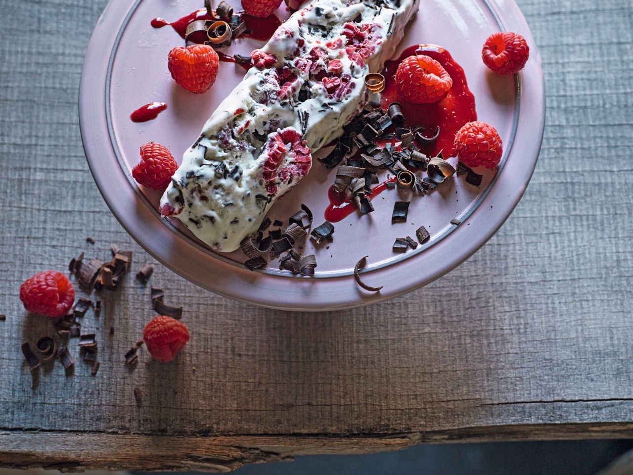 Stracciatella eistorte mit himbeeren