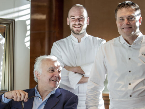 Alain Ducasse mit Chefkoch Patrick Laine und Dorian Lutzelschwab