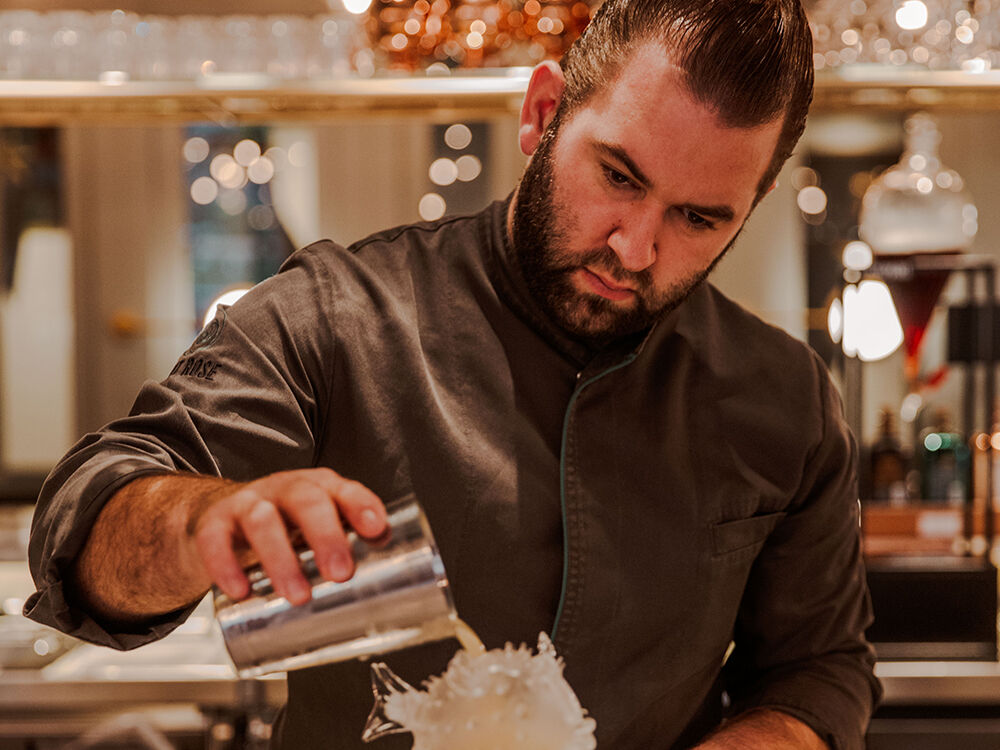 juliet-rose-rar-head-bartender-thomas-visnjic