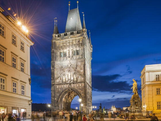 Der hell erleuchtete Brückenturm in Prag