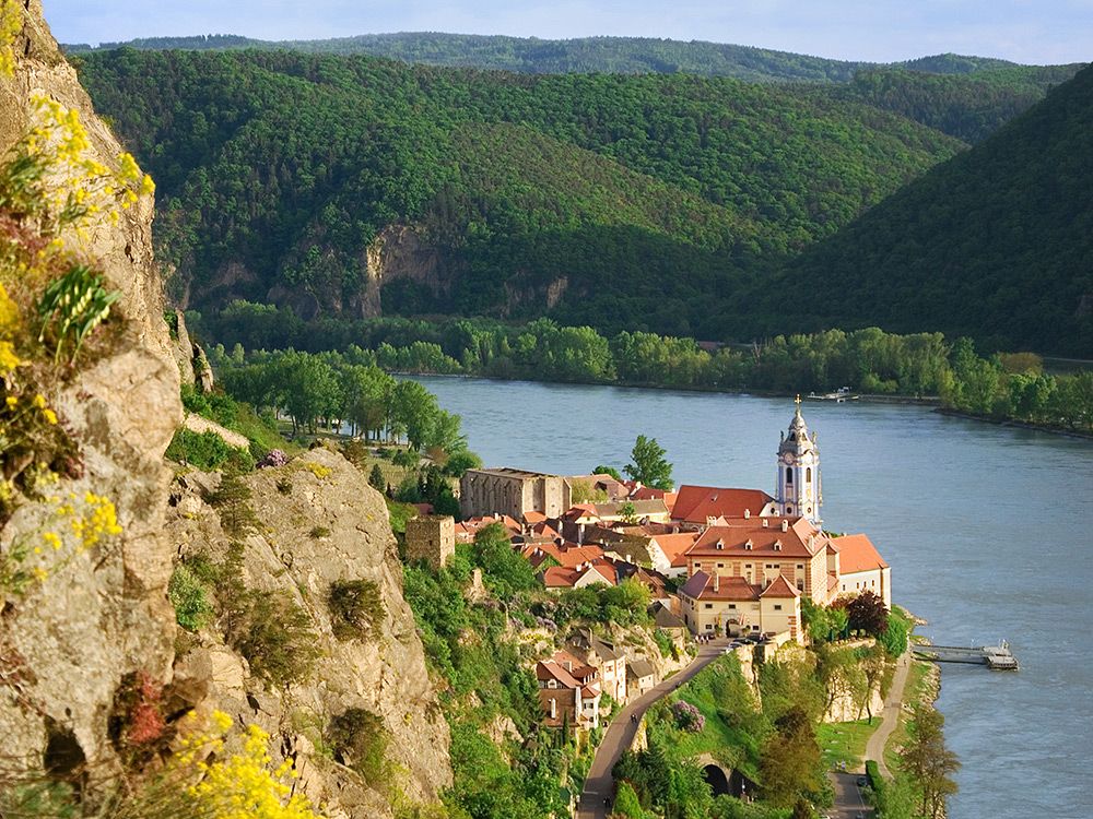 Dürnstein mit Donau und Felsvordergrund duernstein-mit-donau-und-felsvordergrund-in-weinregion-wachau