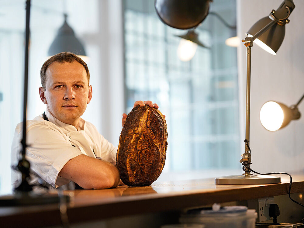 james-lowe-mit-brot-in-der-hand