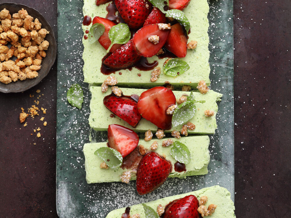 basilikum-ricotta-semifreddo-mit-balsamico-erdbeeren