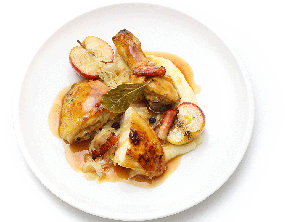 coq-au-cidre-mit-sauerkraut-gebratenen-aepfeln-und-speck