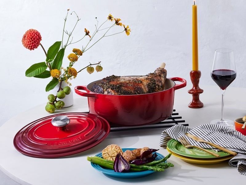 le-creuset-ovaler-braeter-signature-aus-gusseisen-kirschrot